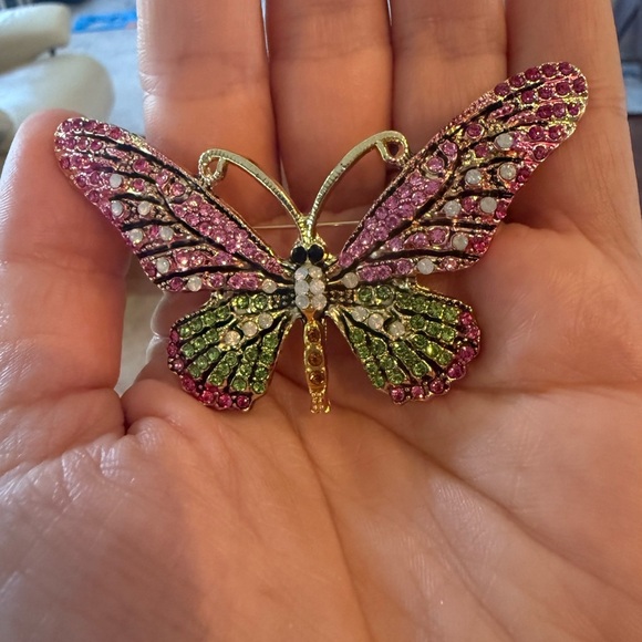Elegant Butterfly Brooch in Pink - Picture 2 of 3